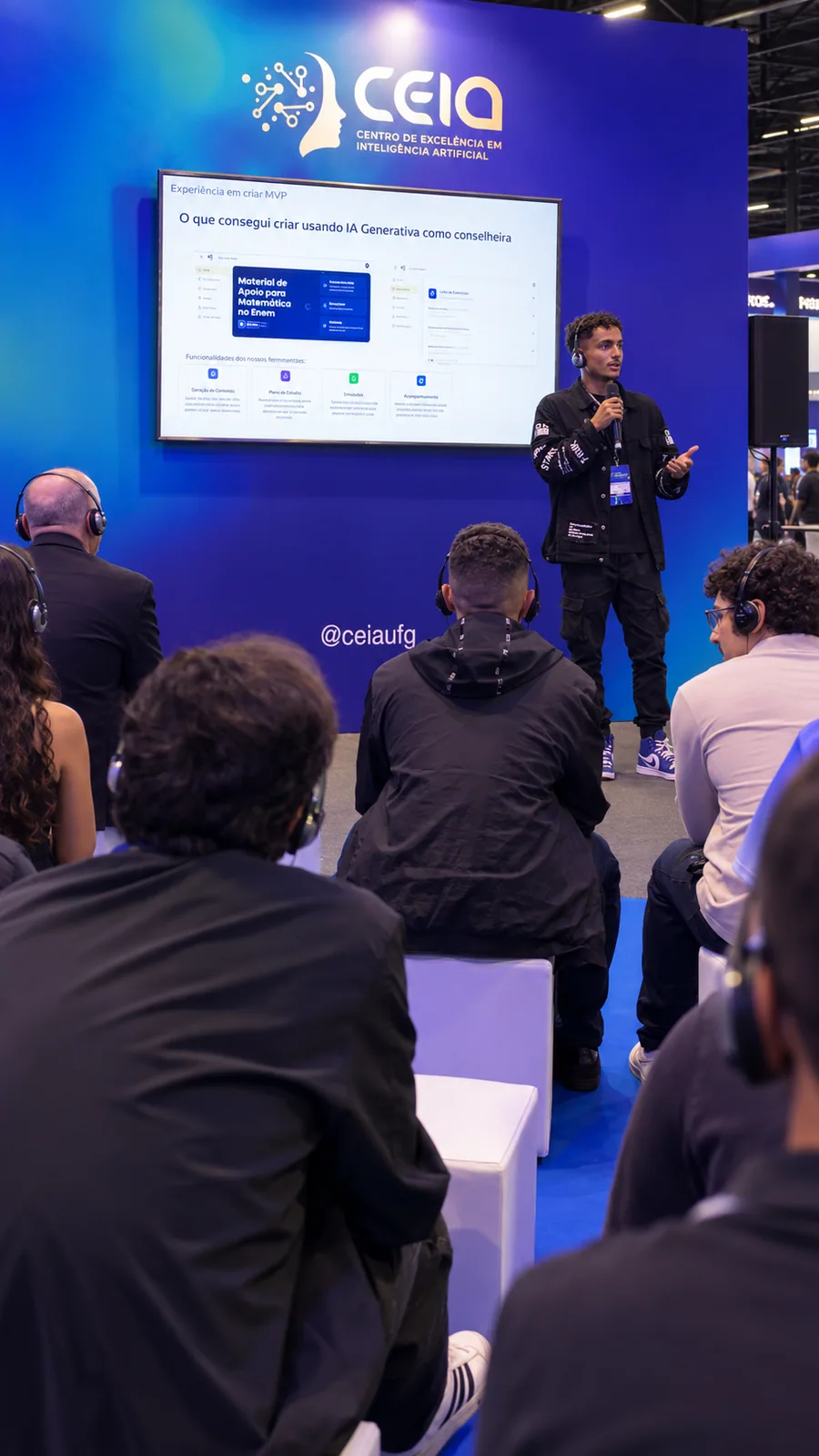 Rodrigo palestrando no AI Brasil Experience junto ao espaço do CEIA