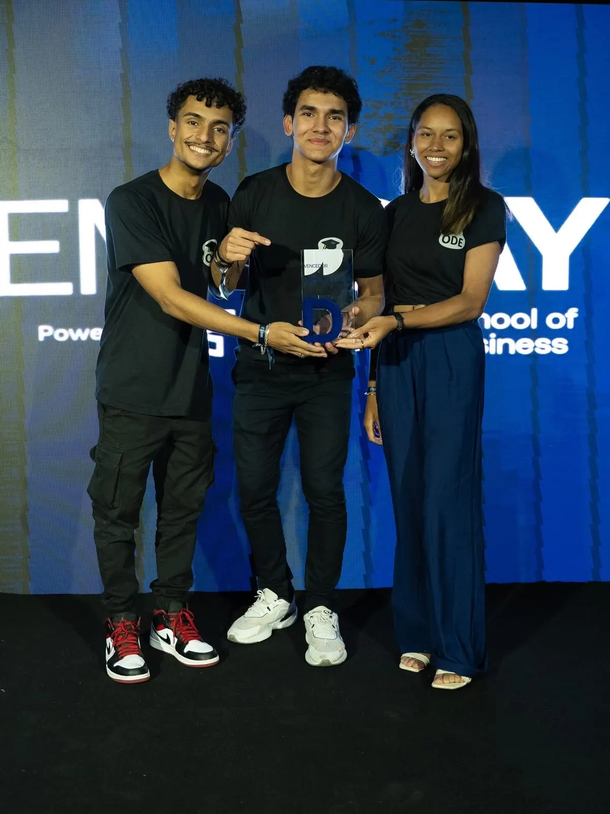 Equipe Oficina de Ensino com o troféu de vencedora do DemoDay Link School e UFG
