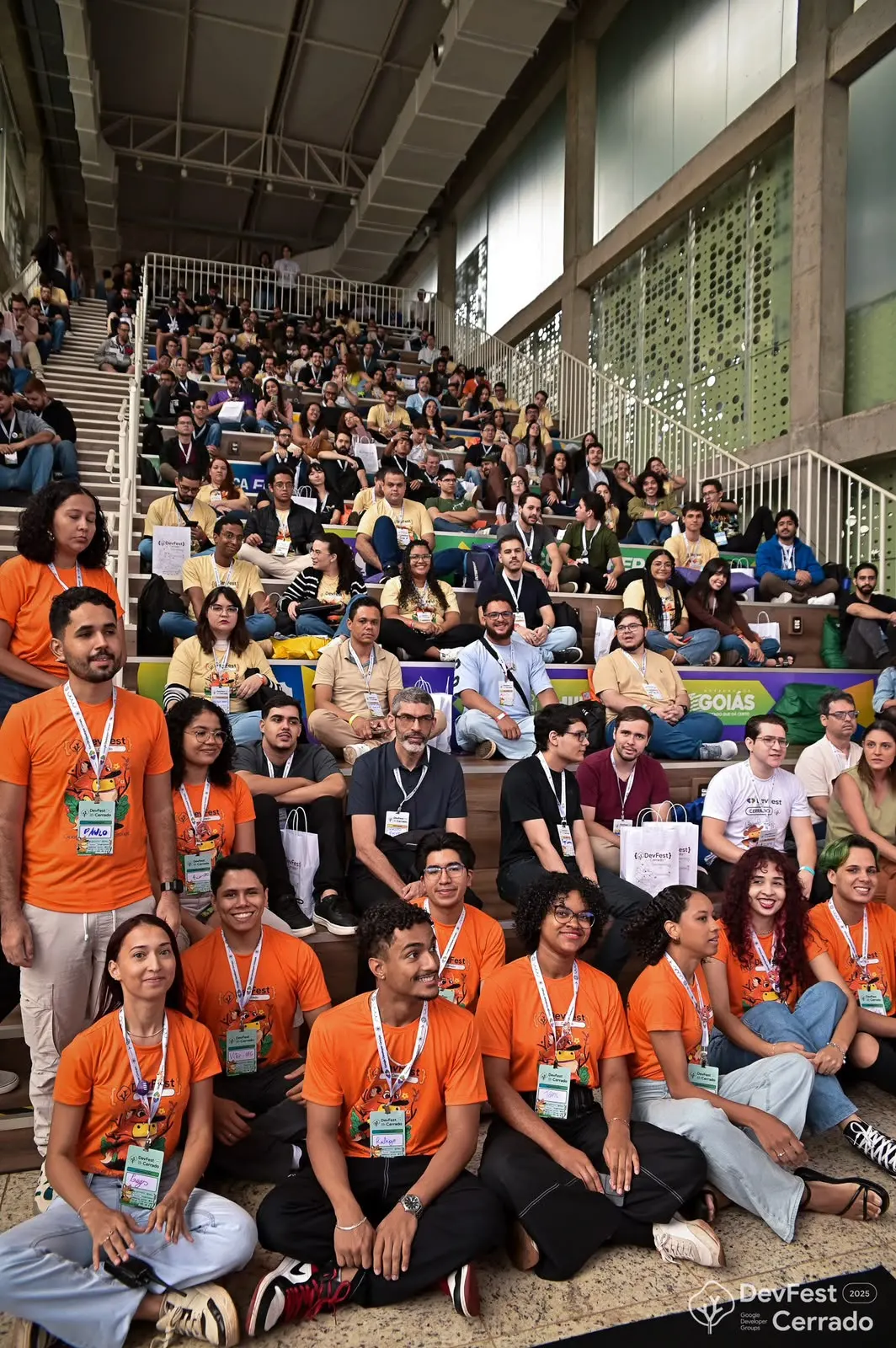 Público e equipe de organização no DevFest Cerrado