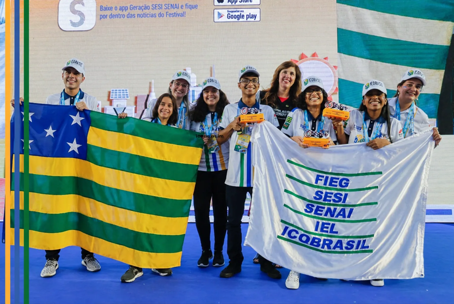 Equipe de F1 in Schools reunida no pódio com bandeiras