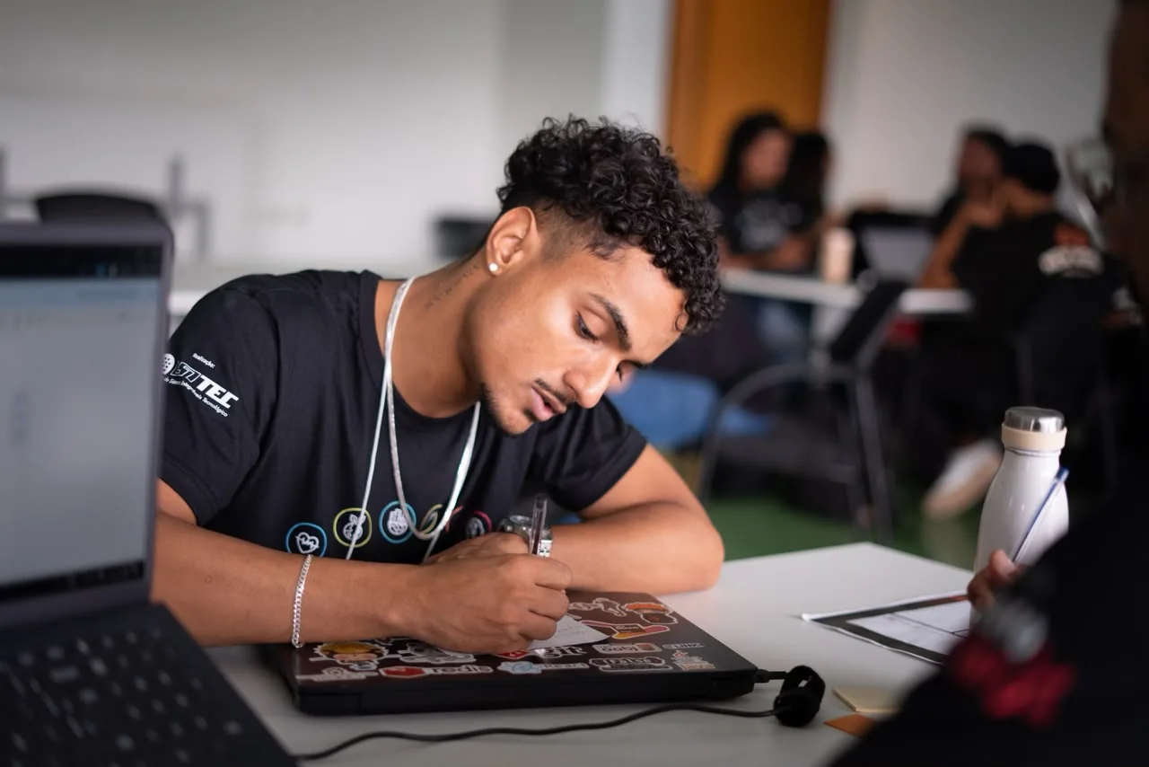 Rodrigo Geraldino trabalhando em seu notebook durante um encontro de tecnologia