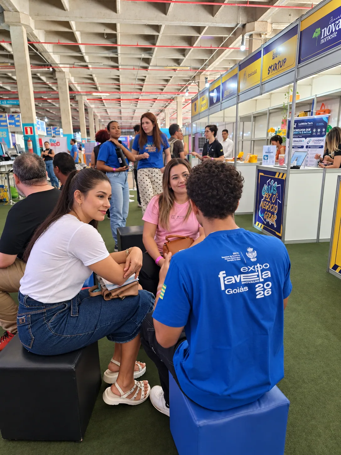 Rodrigo em uma rodada de mentoria com participantes no Hub Goiás