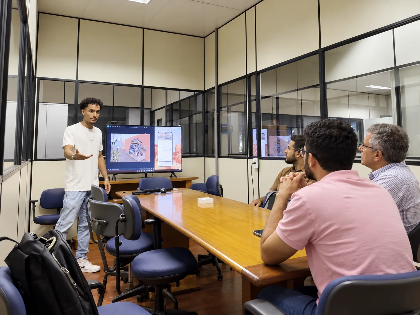 Rodrigo apresentando um protótipo em uma atividade do programa Meta e CEIA