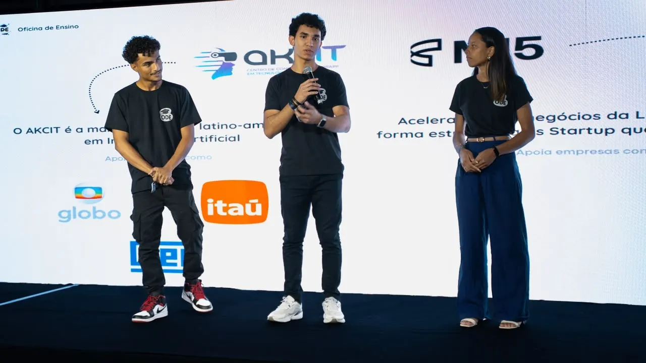 Equipe apresentando a Oficina de Ensino no DemoDay Link School e UFG